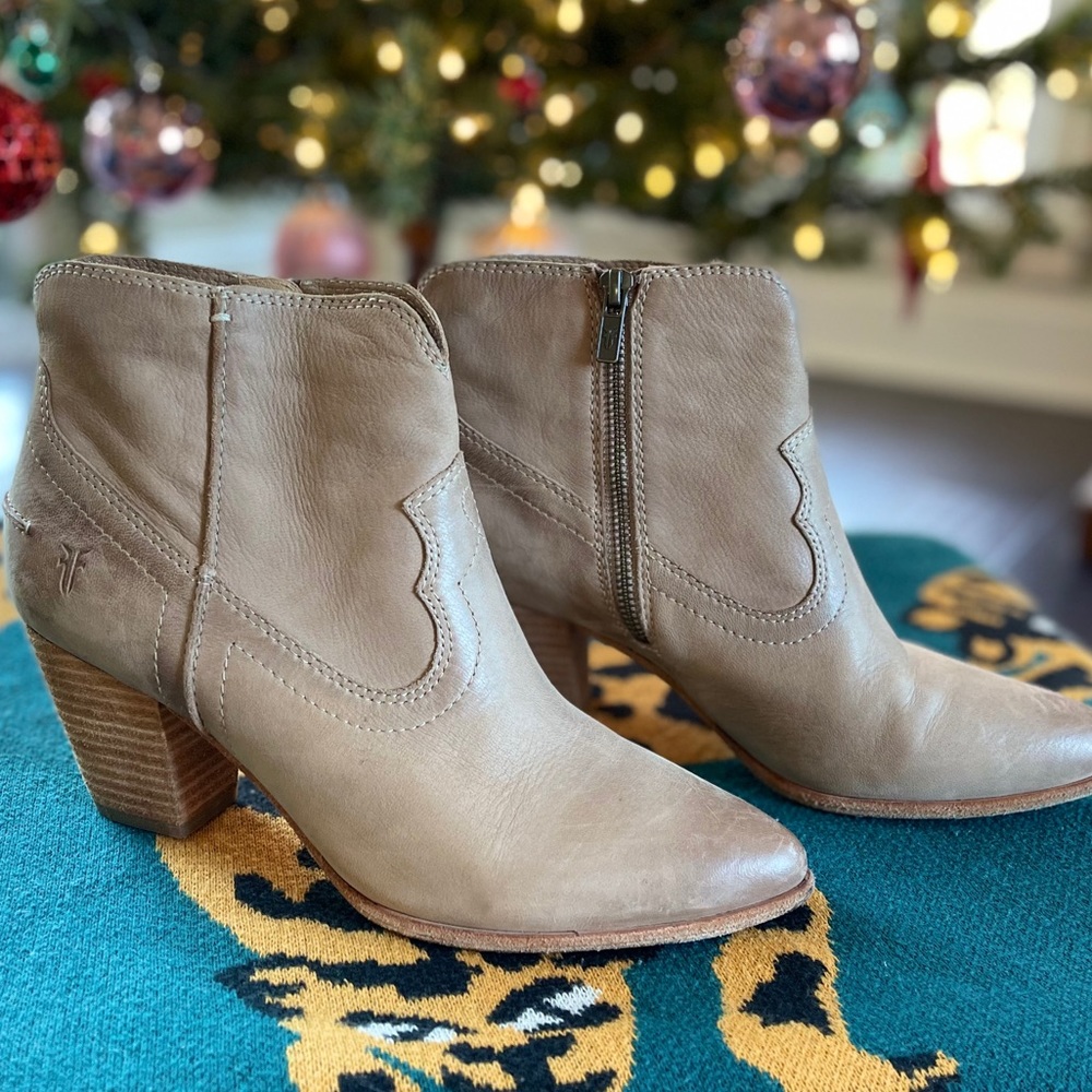 Frye Renee Short Seam in Cement Soft Oiled Leather